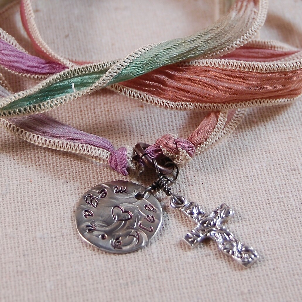 Personalisiertes Armband, Mutter Namensarmband, Charm Seiden Wickelarmband Personalisiertes Armband, Mutter Namensarmband, Charm Seiden Wickelarmband von kellymaekreations