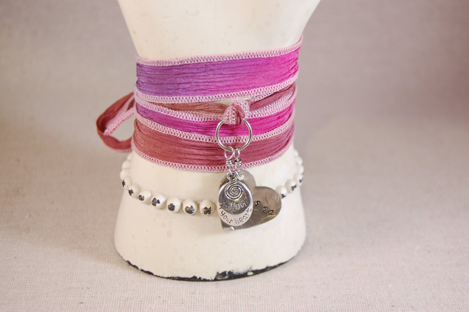 Personalisiertes Armband, Mutter Namensarmband, Charm Seidenband Armband Personalisiertes Armband, Mutter Namensarmband, Charm Seidenband Armband von kellymaekreations