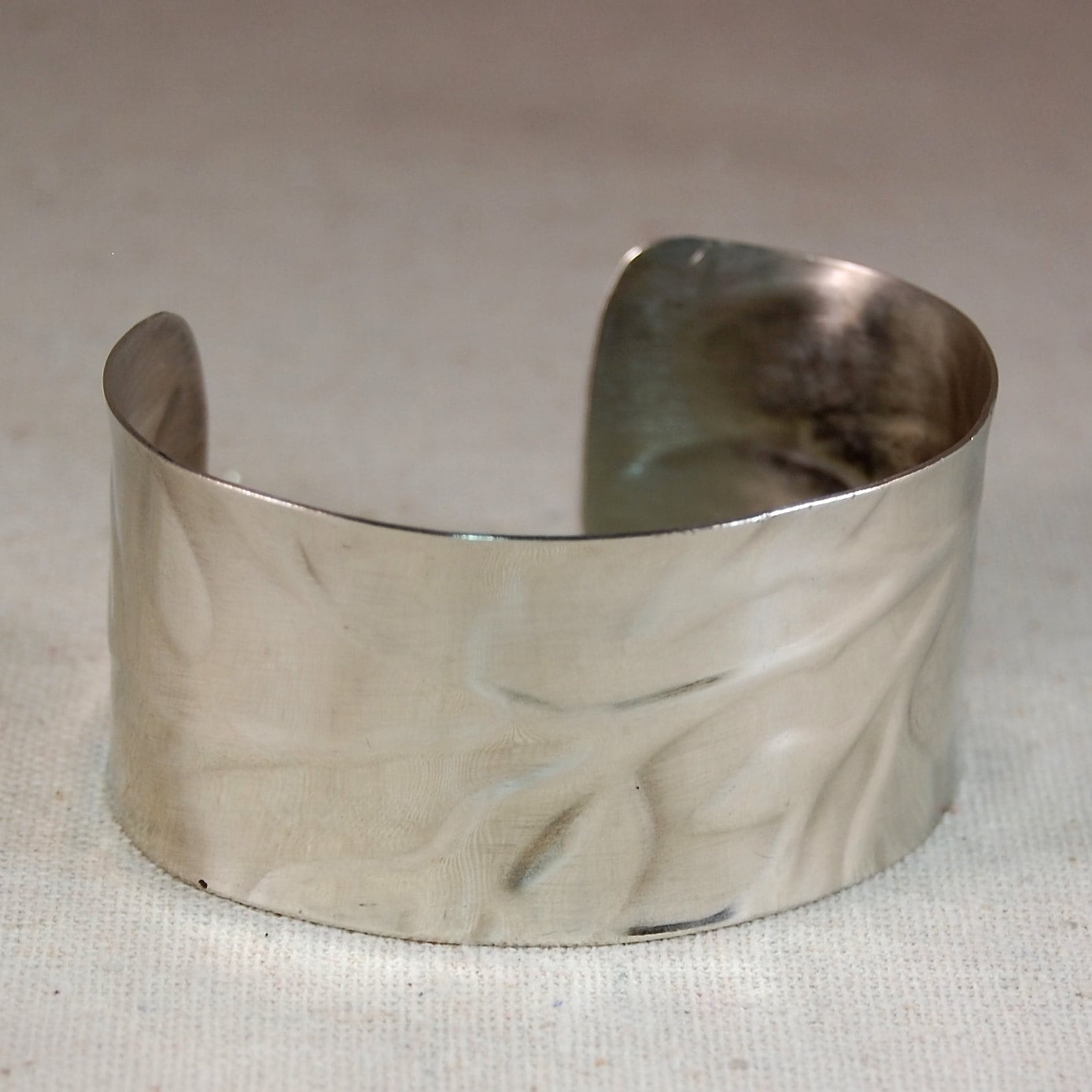 Sterling Silber Manschette Armband - Breite Metall Blatt Muster Strukturierte Sterling Silber Manschette Armband - Breite Metall Blatt Muster Strukturierte von kellymaekreations