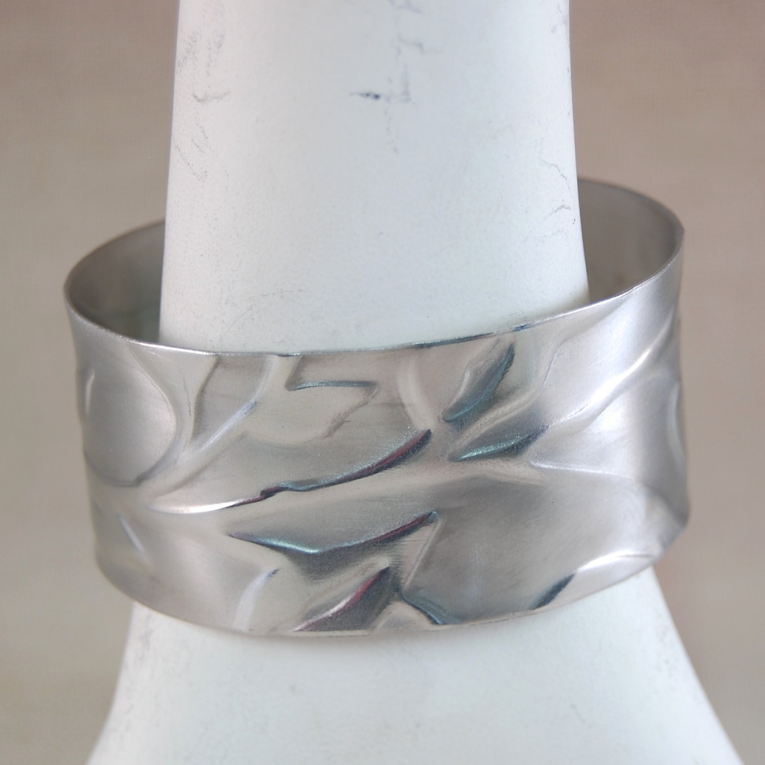strukturiertes Blatt Aluminium Manschette Armband Leichter Metallschmuck strukturiertes Blatt Aluminium Manschette Armband Leichter Metallschmuck von kellymaekreations