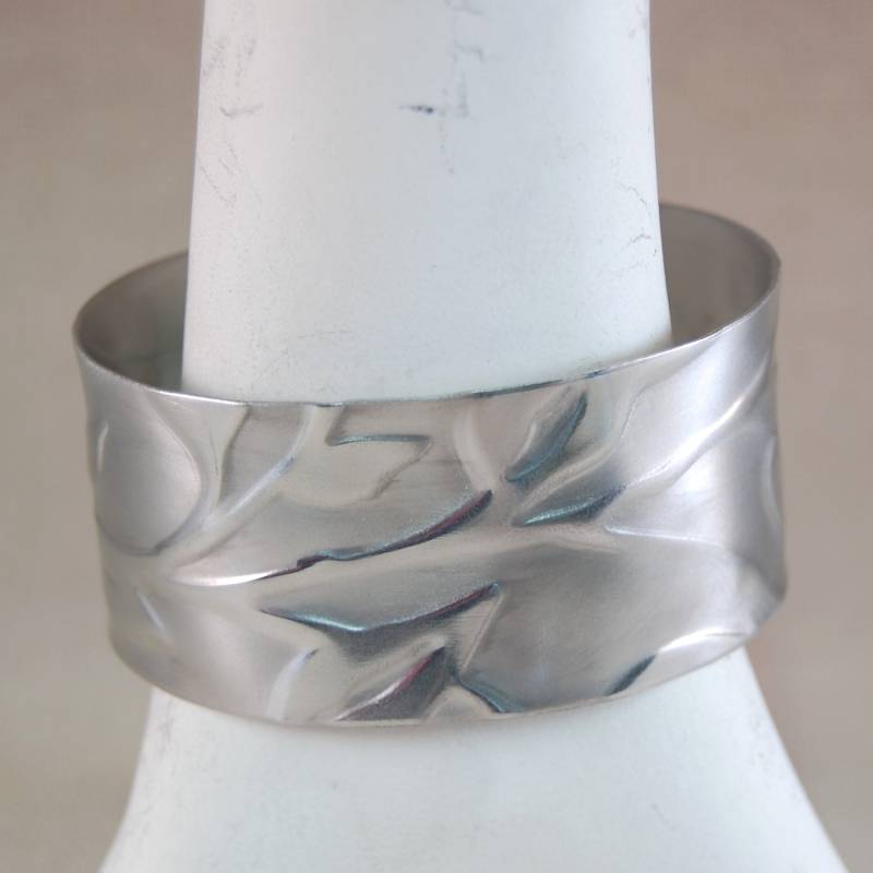strukturiertes Blatt Aluminium Manschette Armband Leichter Metallschmuck strukturiertes Blatt Aluminium Manschette Armband Leichter Metallschmuck von kellymaekreations
