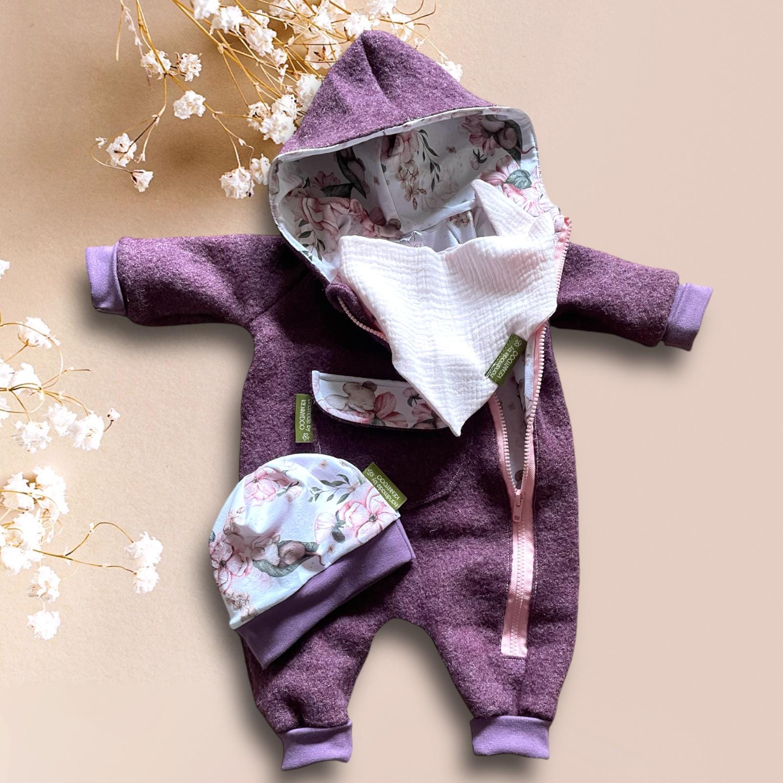 Wollwalk Overall Für Baby/Kinder | Mitwachs-Anzug Brombeere/Cassis Sleepy Mouse Motiv Wendemütze | Mütze & Musselin Halstuch Mädchen von kennydoo