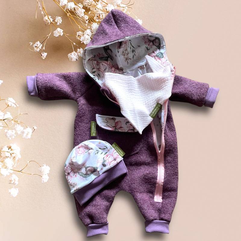 Wollwalk Overall Für Baby/Kinder | Mitwachs-Anzug Brombeere/Cassis Sleepy Mouse Motiv Wendemütze | Mütze & Musselin Halstuch Mädchen von kennydoo