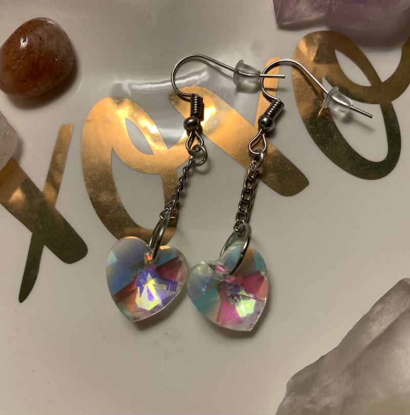 Irisierendes Glas Herz Ohrringe von kerritheartist