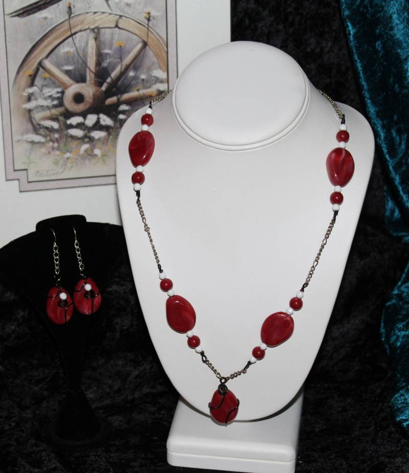 Set Aus Red Swirl Perlen Halskette Und Ohrringe, Schwarzer Schmuck Wire Wrapped von kerryskornernw