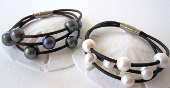 Boho Schmuckarmband, Perlen Und Lederarmband, Schwarzes Perlenarmband, Weißes Pfauenperlenarmband, Strandschmuck von keyLimeGiraffedesign