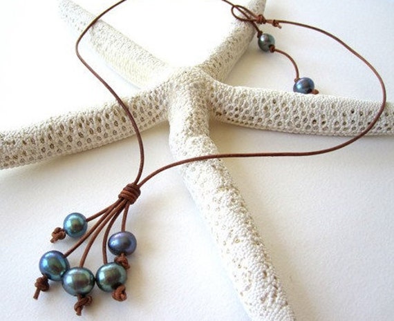 Boho Tropfen Perlenkette, Schwarze Perle Lariat Strand Stil, Pfau Halskette Leder, Perlen Quaste Halskette, Resort Schmuck Frauen von keyLimeGiraffedesign