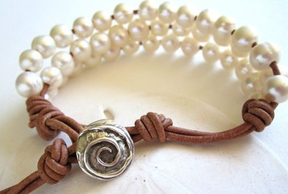 Boho Wickelarmband Mit Perlen, Perlen Multi-strang Armband, Süßwasser-Perlen-Leder-Armband, Boho-Armreif von keyLimeGiraffedesign