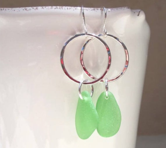 Gehämmert Hoop Ohrringe, Grüne Meer Glasohrringe, Moderne Tropfen Ohrringe Boho Chic, Reifen, Boho-strand von keyLimeGiraffedesign