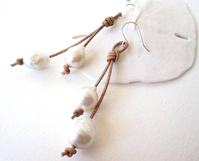 Lange Baumeln Ohrringe Perle, Barocke Perle Ohrringe, Leder Und Perlen Juni Birthstone Boho von keyLimeGiraffedesign