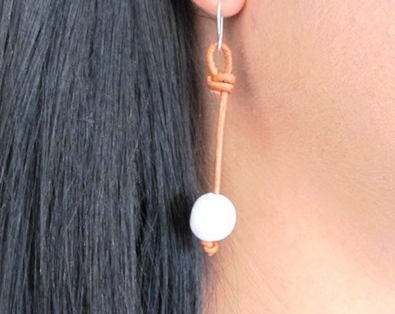 Leder Und Perle Ohrringe, Weiße Ohrringe Baumeln, Süßwasser Perlen Lederschmuck, Boho von keyLimeGiraffedesign