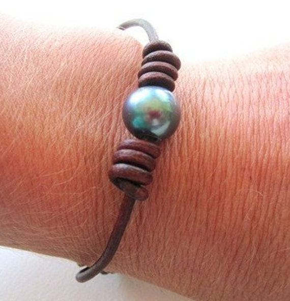 Leder Und Perlen Armband, Pfau Perle Strand, Surfer Süßwasser Lederschmuck, Boho von keyLimeGiraffedesign