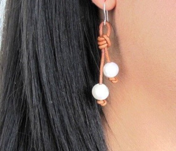 Pearl Leder Ohrringe, Perlen Auf Lederohrringe, Und Schmuck, Weißen Süßwasser Ohrringe von keyLimeGiraffedesign