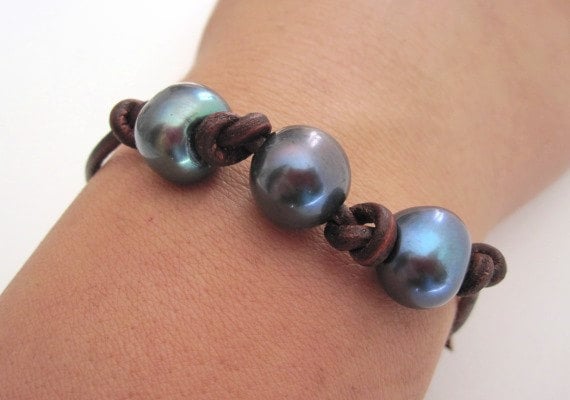 Pearl Lederarmband, Pfau Perlen, Drei Perlen Armband, Leder Und Schmuck, Leder-Armband, Schwarze Strand-Armband von keyLimeGiraffedesign