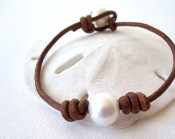 Perle Armband Leder, Weiße Und Leder-Armband, Beach Armband, Schwarze Perle, Pfau Boho von keyLimeGiraffedesign