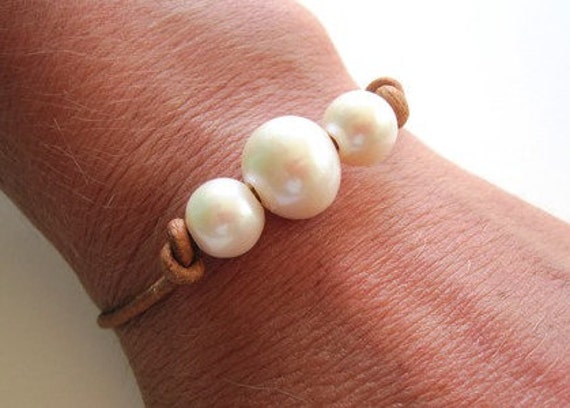 Perlen Auf Lederarmband, Verstellbares Drei Perlenarmband, Süßwasser Perle Armband, Leder Schmuck, Boho-Chic von keyLimeGiraffedesign