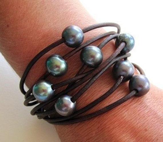 Perlen Leder Wickelarmband, Pfauenperlen Armband, Mehrreihiges Schwarzes Perlenarmband, Lederarmband, Auf von keyLimeGiraffedesign