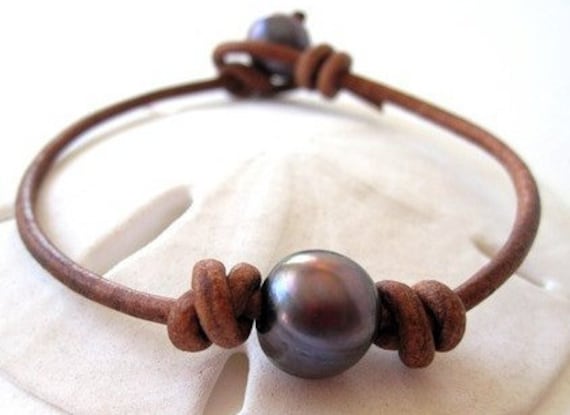 Schwarze Perle Armband, Leder Und Perlenarmband, Pfau Lederarmband, Hawaiian Schmuck, Boho Armband von keyLimeGiraffedesign