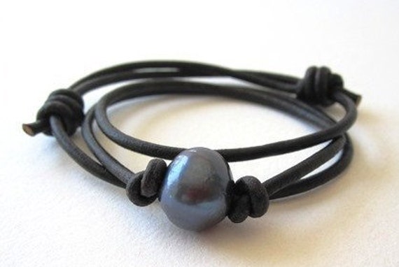 Schwarze Perle Armband, Pfau Lederperle Armband Leder Wrap Schichtung, Boho Schmuck von keyLimeGiraffedesign