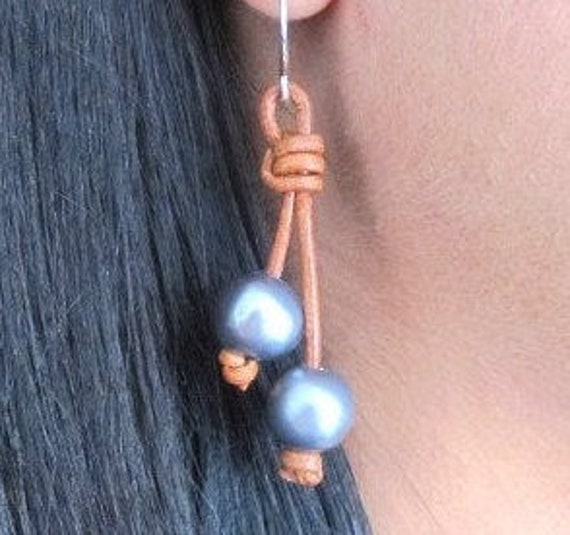 Schwarze Perle Ohrringe, Leder Pfau Perlen Auf Leder, Boho Schmuck, Süßwasser Ohrringe von keyLimeGiraffedesign