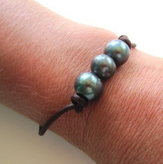 Schwarze Perlen Auf Lederarmband, Pfau, Perlenarmband, Leder Und Strand-Armband, Perle Lederschmuck, Boho von keyLimeGiraffedesign