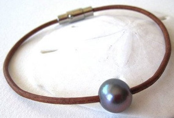 Schwarzes Perlenarmband Leder, Leder Perlenarmband, Pfauenperlenarmband, Einzelnes Lederarmband, Surferarmband, Boho von keyLimeGiraffedesign