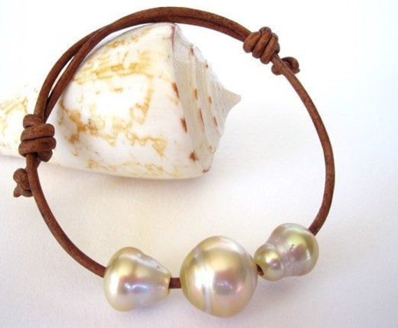 Südsee Perlen Armband, Barock Tahiti Drei Und Leder, Boho von keyLimeGiraffedesign