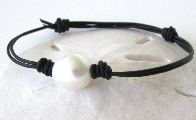 Süßwasser Perle Lederarmband, Perlenarmband Unisex, Verstellbare Edison-Perle, Weiße Und Leder-Armband, Strand von keyLimeGiraffedesign