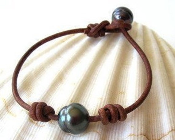 Tahiti Armband Leder, Perlenarmband, Lederperlenarmband, Schwarze Perlen Auf Lederschmuck, Herrenarmband Perle von keyLimeGiraffedesign