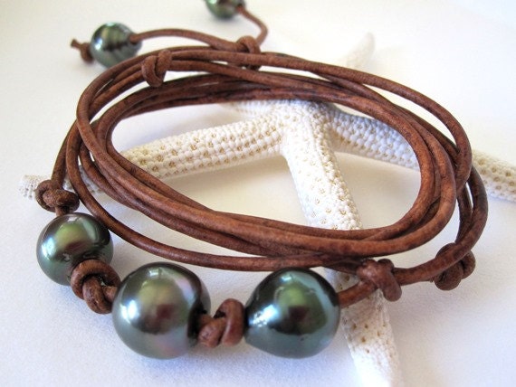 Tahiti Perlen Auf Leder Wickelarmband, Perlenschmuck, Südsee Perlenarmband, Lariat Halskette, Armband, Boho von keyLimeGiraffedesign