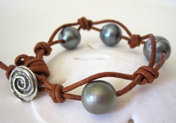 Tahiti Perlen Lederarmband, Boho Armband, Wickelarmband, Schmuck, Südsee Perlenarmband, Armband von keyLimeGiraffedesign