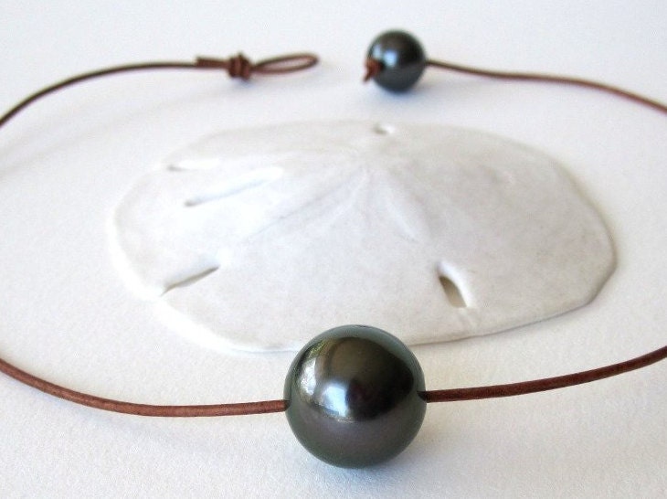 Tahitiperlen Halskette, Schwarze Perlenkette Leder, Perlen Und Leder Schmuck, Südseeperlen, Tahiti Schmuck von keyLimeGiraffedesign