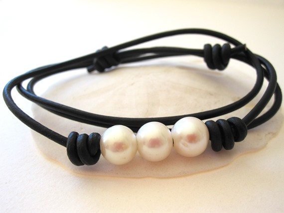 Wickelarmband Perlenarmband, Lederwickelarmband, Doppelt Wickeln, Perle Wrap, Süßwasser Armband, Drei Boho-Chic von keyLimeGiraffedesign