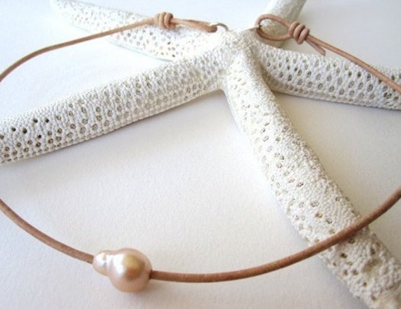 strand-Perlenkette, Edison Perlenkette, Surfer Halskette, Perlenhalsband, Hippie Boho Schmuck, Leder, Minimalistisch von keyLimeGiraffedesign