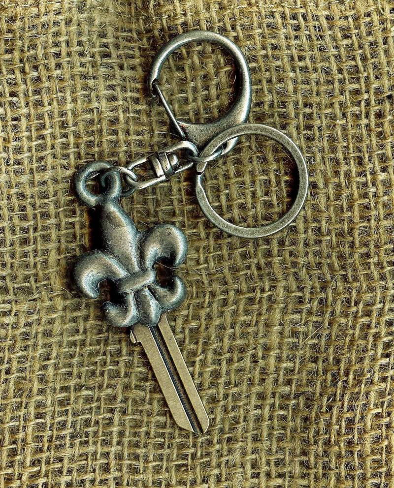 Fleur De Lis Schlüsselanhänger...und Schon Könnt Ihr Euren Schlüssel Zu Euch Nach Hause Schnitzen Lassen Fleur De Lis Schlüsselanhänger...und Schon Könnt Ihr Euren Schlüssel Zu Euch Nach Hause Schnitzen Lassen von keystomycastle