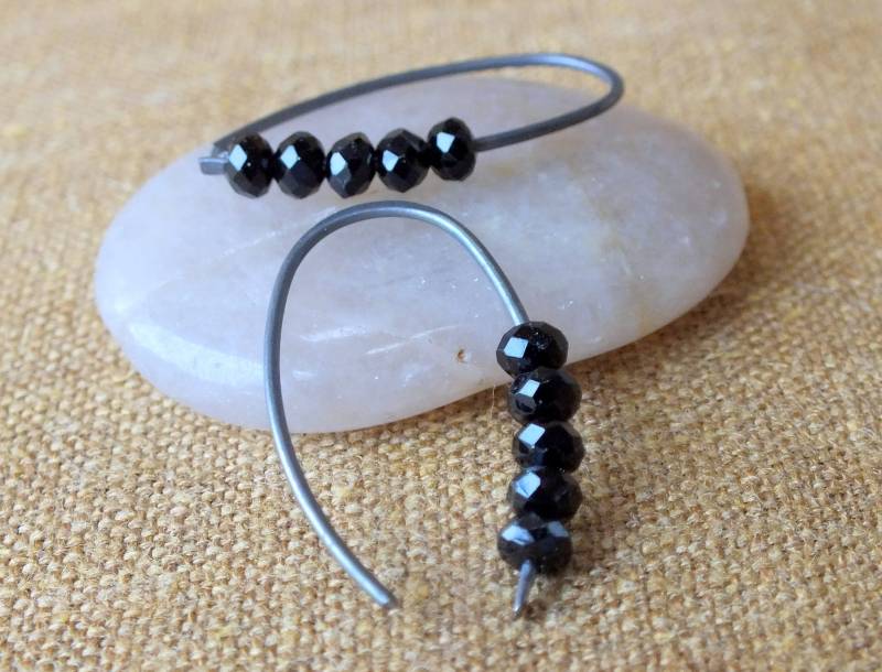 Handgemachte Niobium Schwarz Spinell Ohrringe Minimalist Schmuck von keywestdesigning
