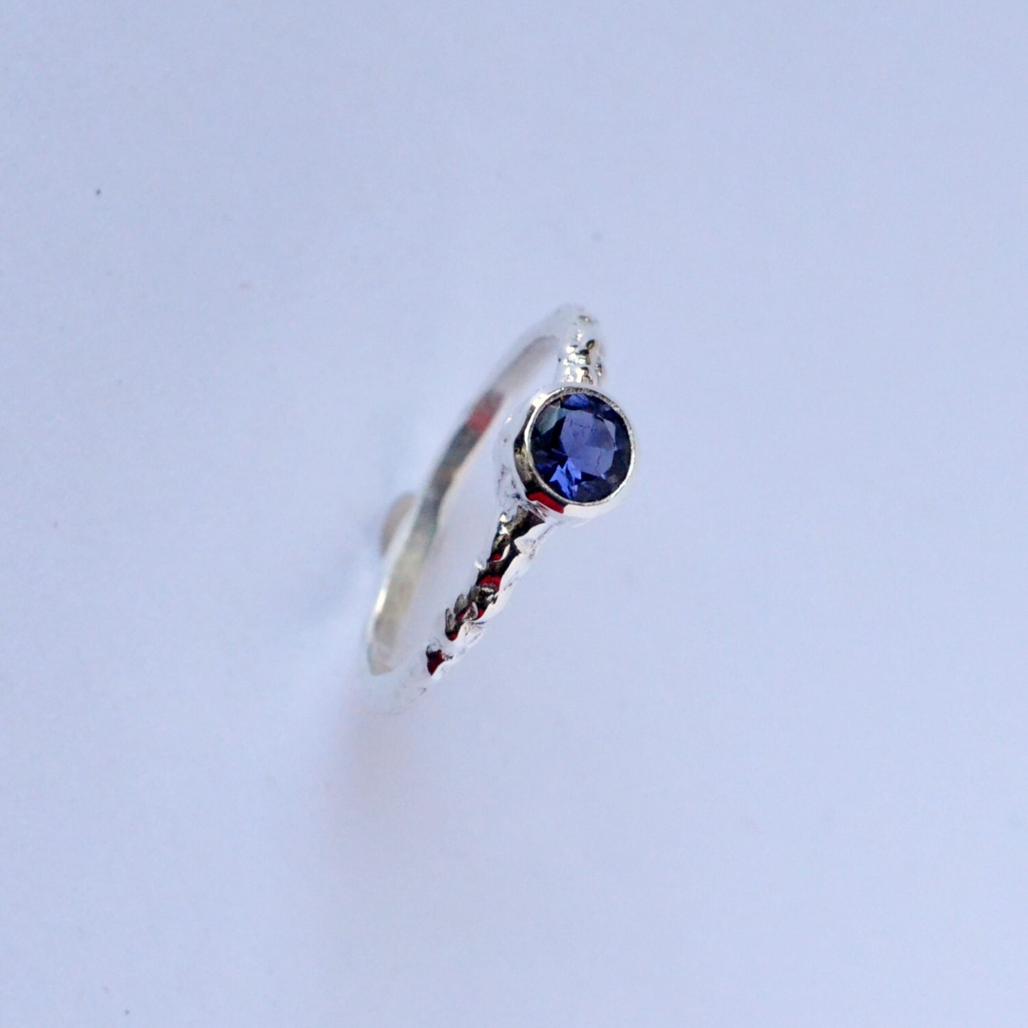 Alternative Verlobungsring, Silber Solitaire Ring, Einzelsteinring, Wiedergewonnenes Silber, Rustikale Verlobungsring Ohne Diamant. Größe 7 Alternative Verlobungsring, Silber Solitaire Ring, Einzelsteinring, Wiedergewonnenes Silber, Rustikale Verlobungsring Ohne Diamant. Größe 7 von kezzo
