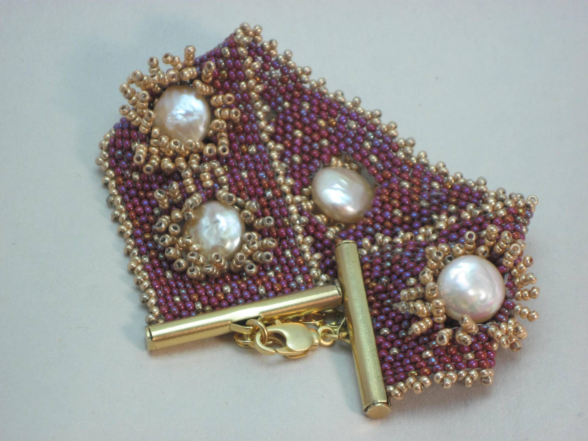 Beere Und Gold Perlen Geflochtenes Manschettenarmband von kgdezines