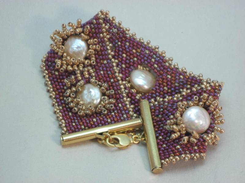 Beere Und Gold Perlen Geflochtenes Manschettenarmband von kgdezines