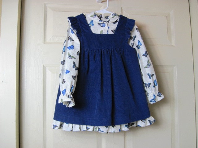 Blauer Cord Pinafore Mit Schmetterlingskleid - Größe 4 Kleinkind von kgdezines