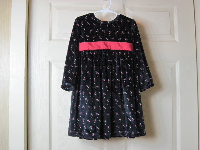 Cranberry Rote Rosenknospen Auf Schwarzem Samtkleid -Size4 Kleinkind von kgdezines