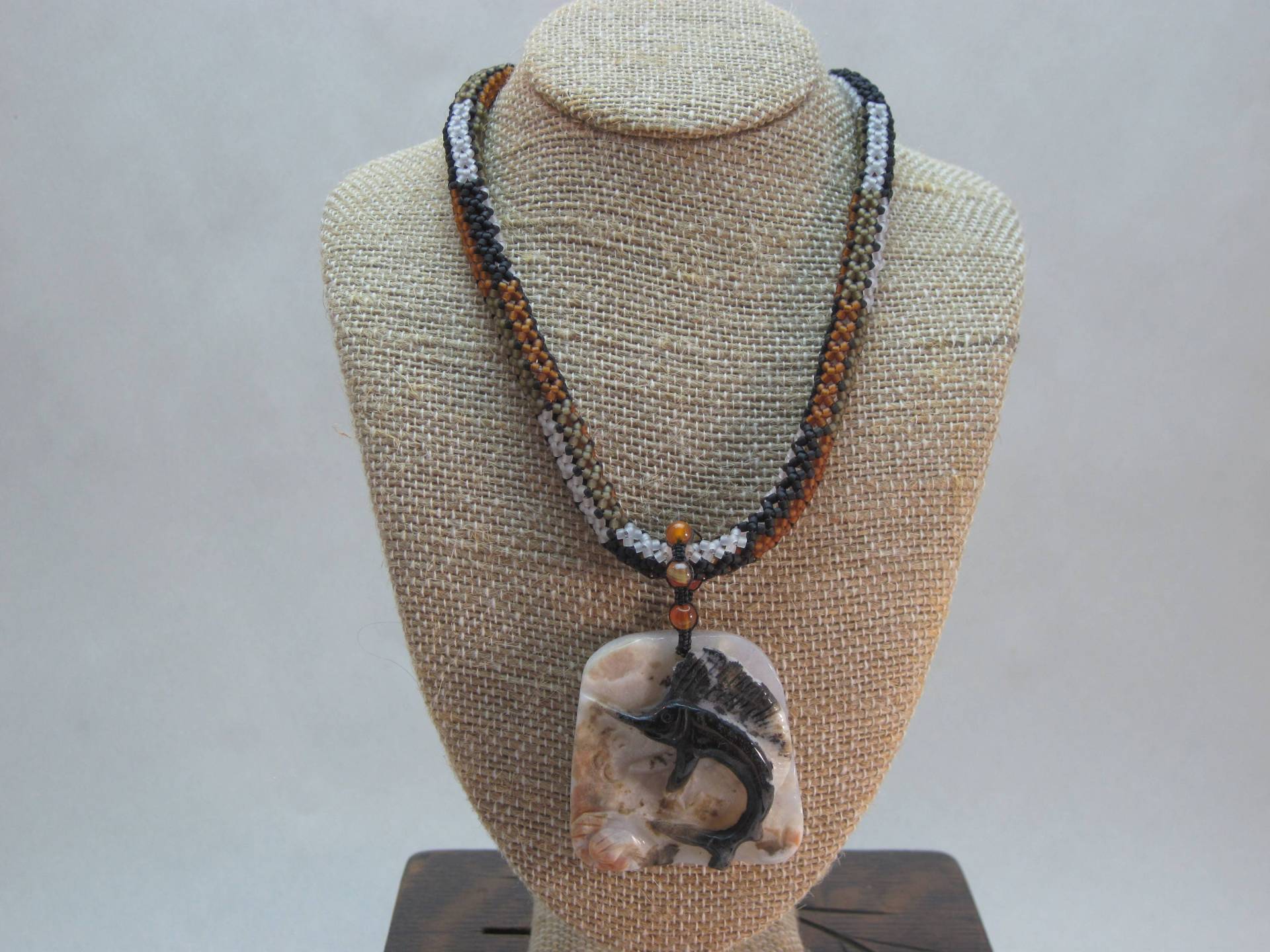 Geschnitzter Schwertfisch Achat Anhänger Perlen Halskette von kgdezines