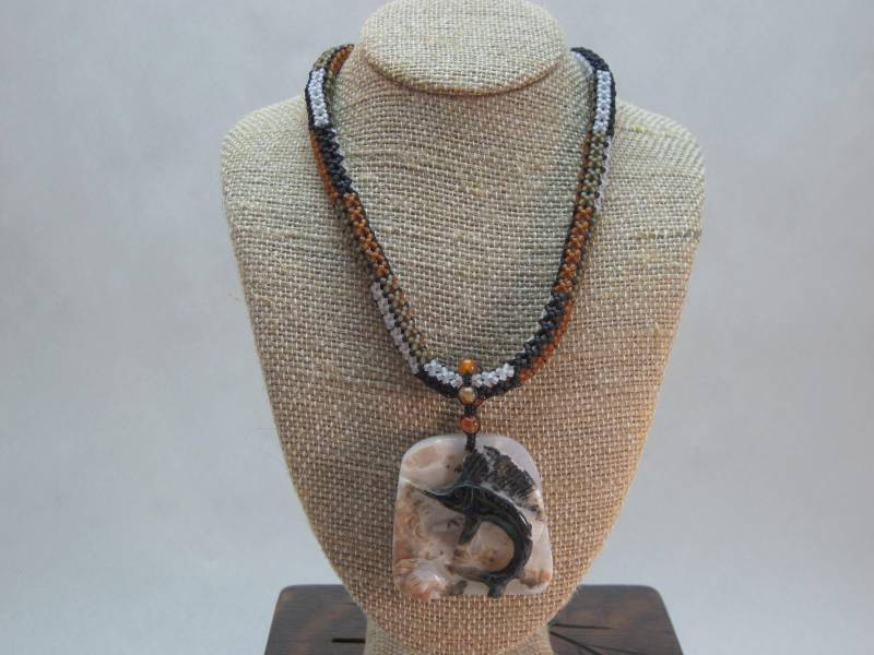 Geschnitzter Schwertfisch Achat Anhänger Perlen Halskette von kgdezines