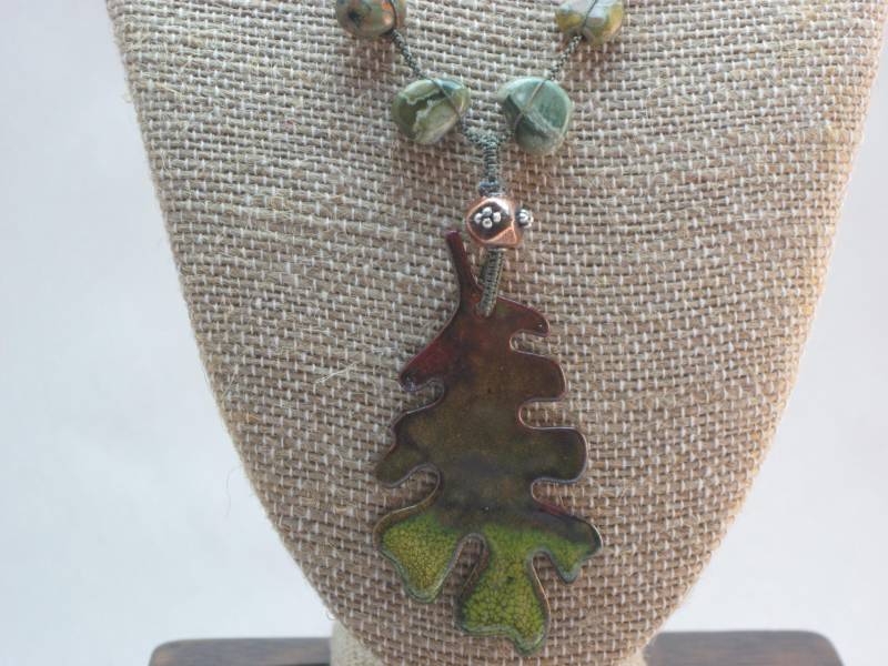 Makramee Emaille Eichenblatt Rhyolit Nugget Halskette von kgdezines