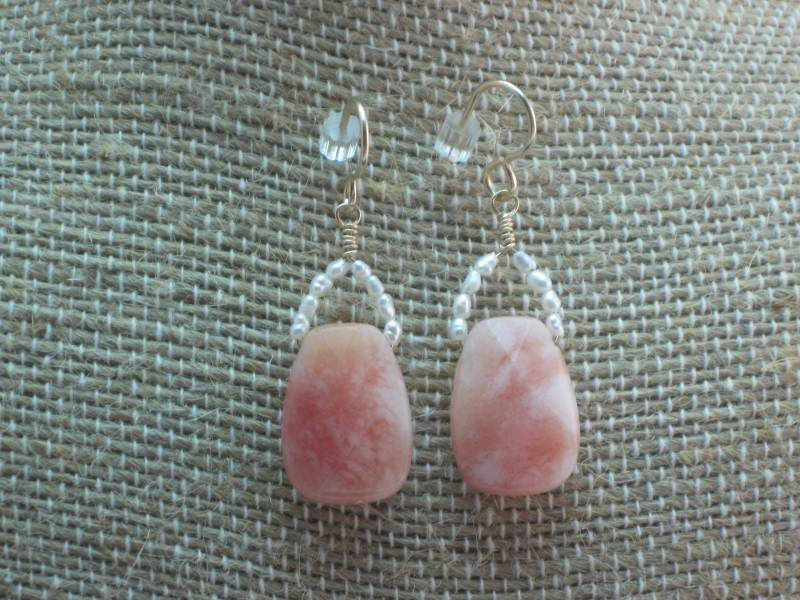 Peachy Pink Candy Jade, Süßwasserperlen, Gold Filled Hängeohrringe von kgdezines