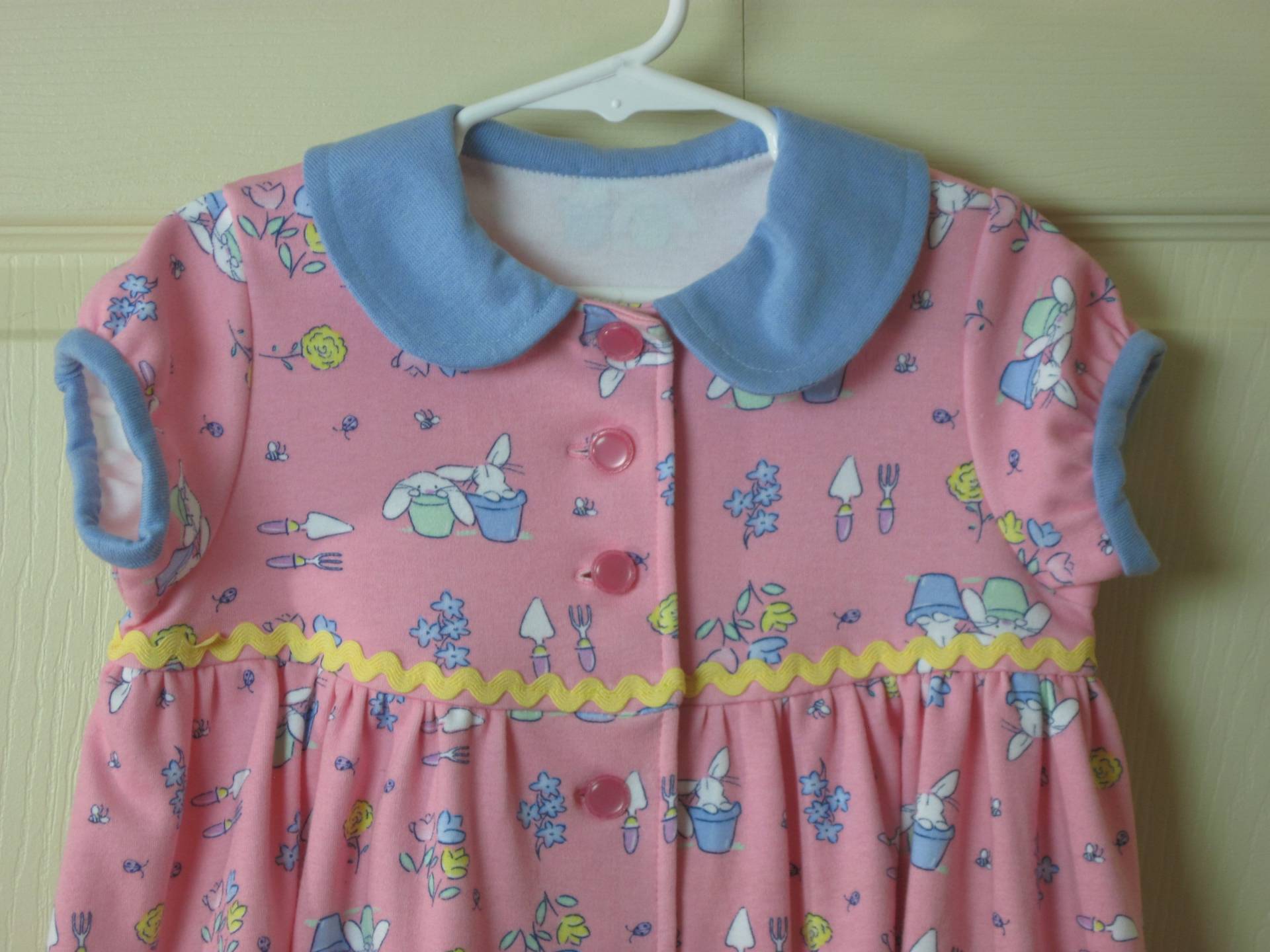 Rosa Osterkleid Mit Hasen Und Blumen 1 Kleinkind von kgdezines