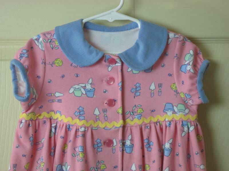 Rosa Osterkleid Mit Hasen Und Blumen 1 Kleinkind von kgdezines