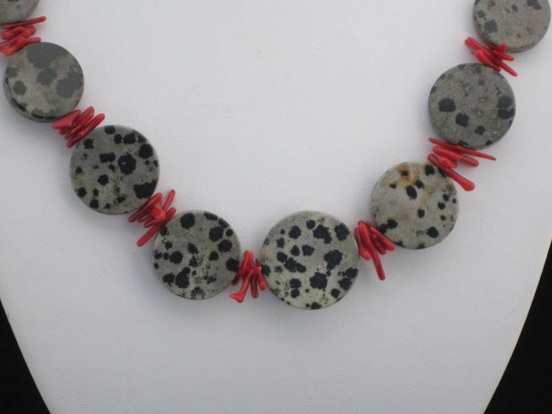 Sale Dalmatiner Jaspis Und Rote Koralle von kgdezines