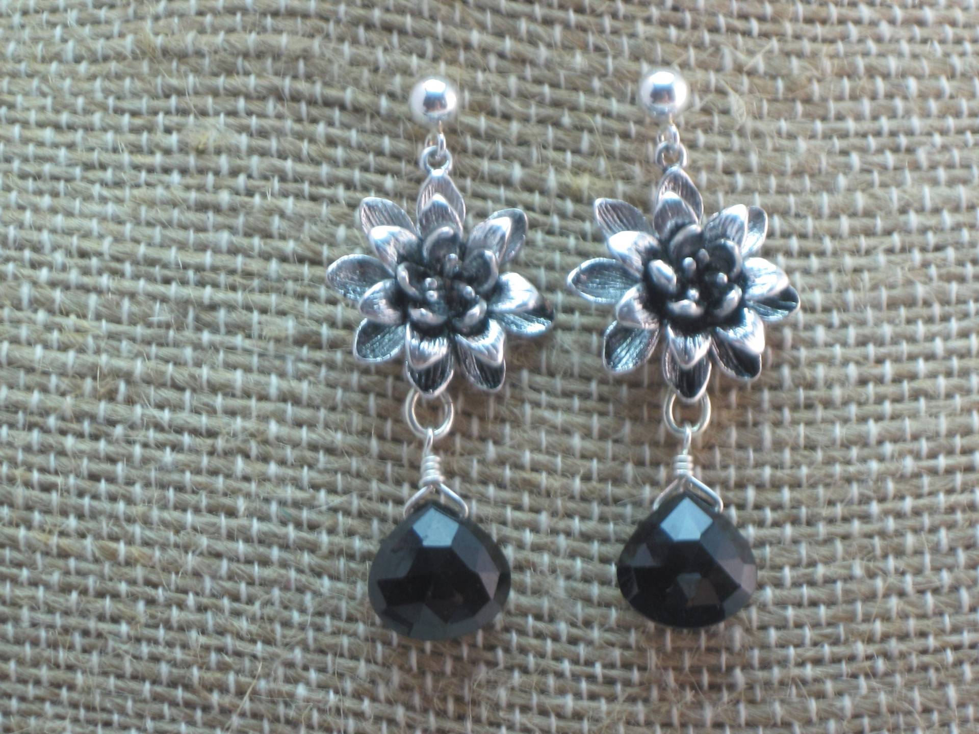 Schwarze Spinell Dark Star Dahlie Tropfen Ohrringe von kgdezines