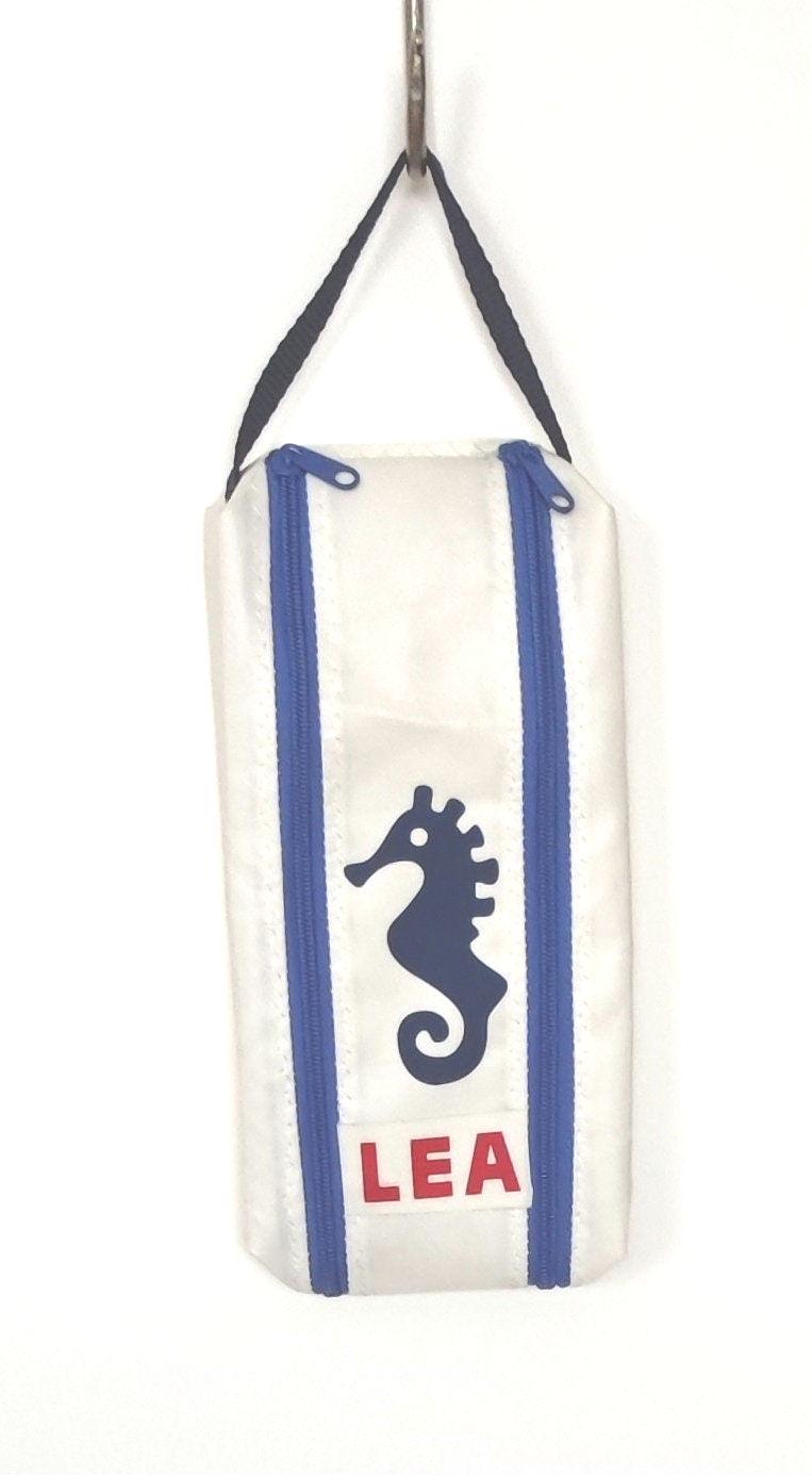 Kulturtasche "Seepferdchen" Aus Neuwertigem, Stabilen Segeltuch Personalisierbar Kulturtasche "Seepferdchen" Aus Neuwertigem, Stabilen Segeltuch Personalisierbar von kiHZigZag